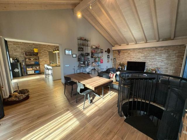 Villetta bifamiliare in vendita di 180 m² in Via Rosasco, 11
