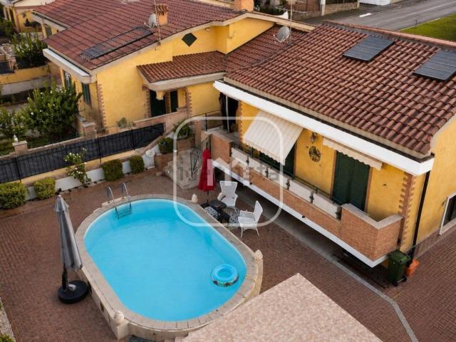 Villetta bifamiliare in vendita di 180 m² in Via Sannicandro di Bari