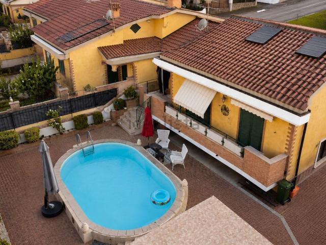 Villetta bifamiliare in vendita di 180 m² in Via Sannicandro di Bari