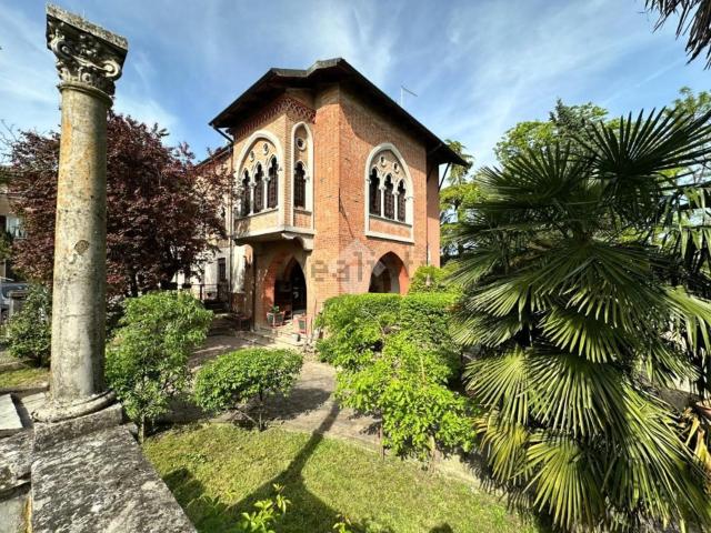 Villetta bifamiliare in vendita di 180 m² in Via Sergio Devani