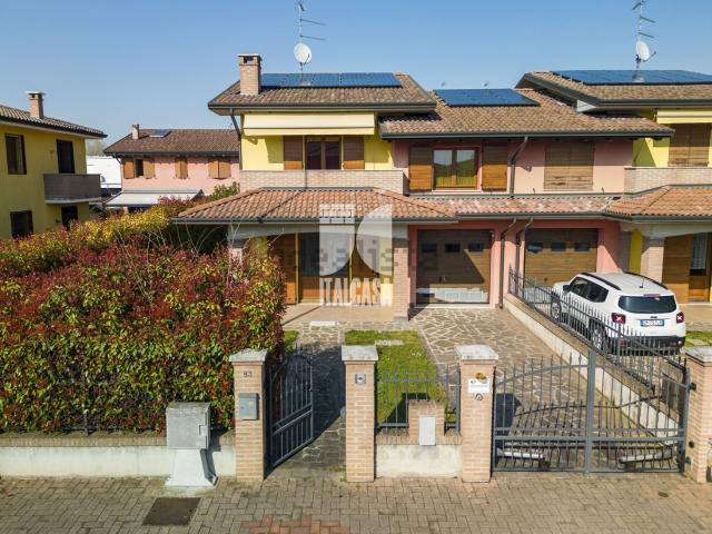 Villetta bifamiliare in vendita di 180 m² in Via Sicilia