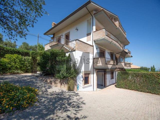 Villetta bifamiliare in vendita di 180 m² in Viale Europa, 92