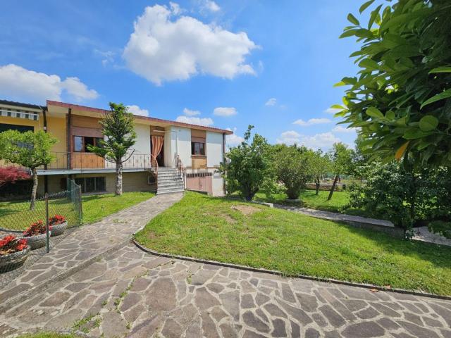 Villetta bifamiliare in vendita di 180 m² in Viale Trento