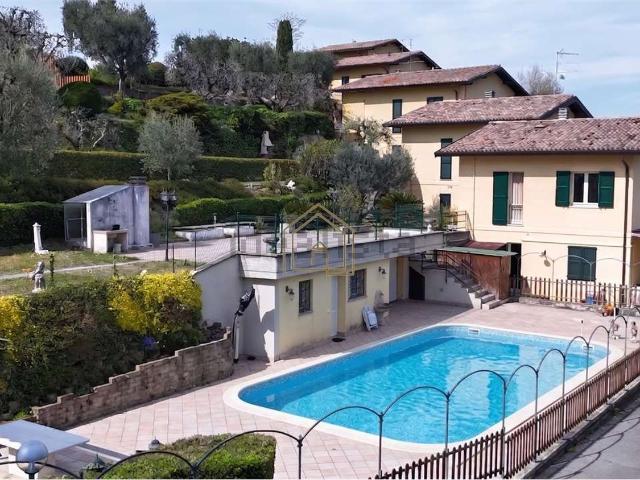 Villetta bifamiliare in vendita di 180 m² in Via Dante Alighieri, 147