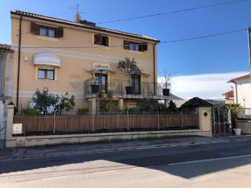 Villetta bifamiliare in vendita di 182 m² in Via Fonte Romana, 67