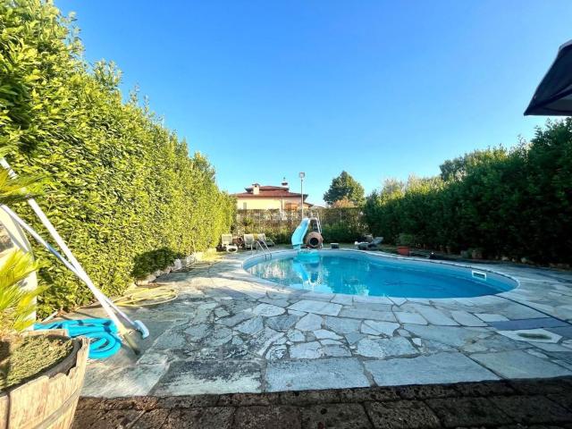 Villetta bifamiliare in vendita di 182 m² in Via Martiri del Padule