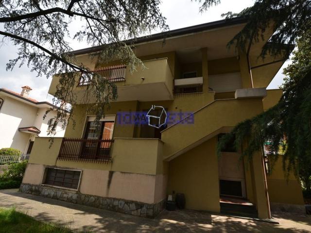 Villetta bifamiliare in vendita di 182 m² in Via Milano, 10