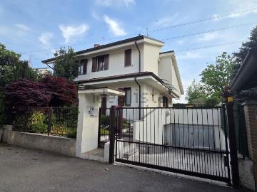 Villetta bifamiliare in vendita di 182 m² in Via Moia, 49