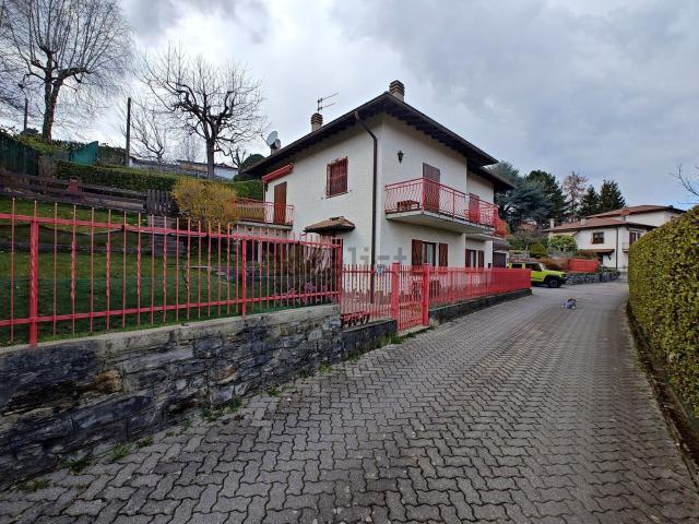 Villetta bifamiliare in vendita di 182 m² in Via Provinciale Per Veglio, 49