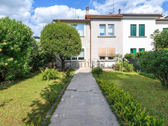 Villetta bifamiliare in vendita di 182 m² in Viale Venezia, 86
