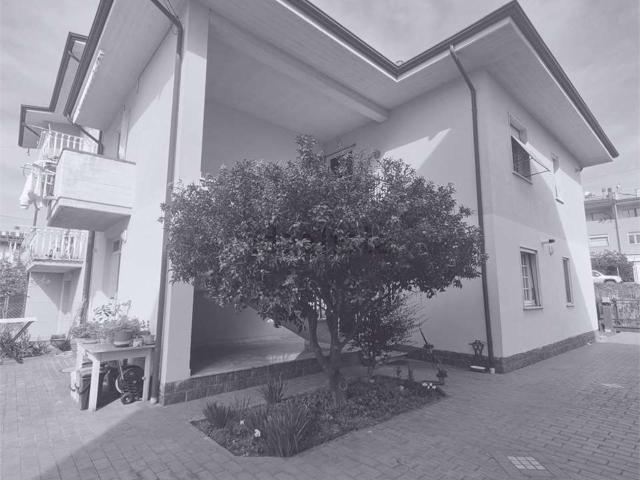 Villetta bifamiliare in vendita di 187 m² in Via Luni