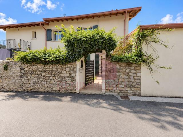Villetta bifamiliare in vendita di 187 m² in Via Roma, 66