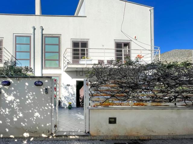 Villetta bifamiliare in vendita di 184 m² in Via Temi