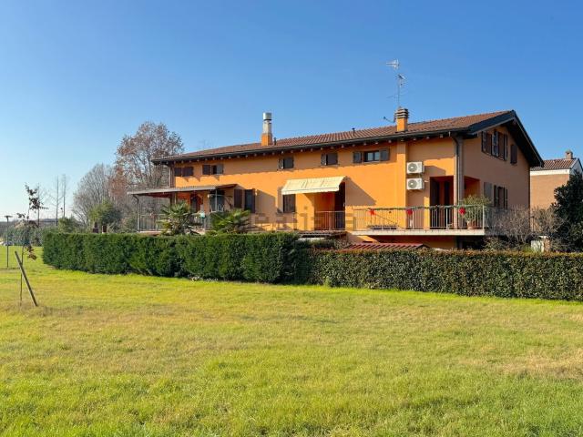 Villetta bifamiliare in vendita di 184 m² in Via Giovanni Falcone