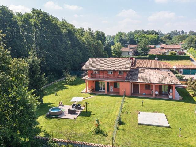 Villetta bifamiliare in vendita di 185 m² in Via Tre Vigne