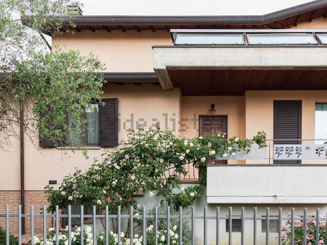 Villetta bifamiliare in vendita di 185 m² in Via Antonio Costantini, 4