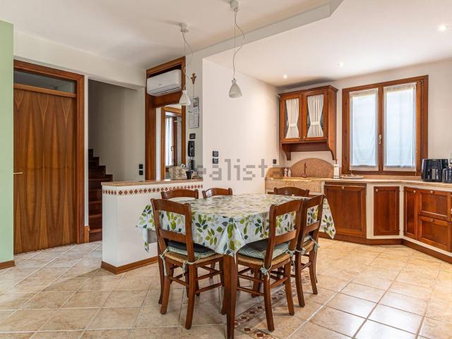 Villetta bifamiliare in vendita di 185 m² in Via Costantina, 17