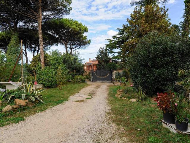 Villetta bifamiliare in vendita di 185 m² in Via Falconella