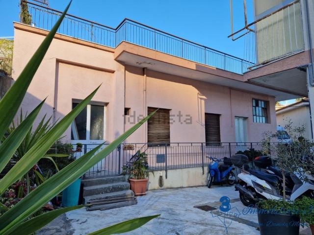 Villetta bifamiliare in vendita di 185 m² in Via Neghelli