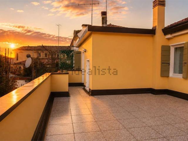 Villetta bifamiliare in vendita di 188 m² in Piazza V. Emanuele