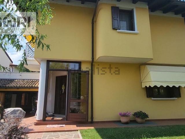 Villetta bifamiliare in vendita di 188 m² in Via Zara