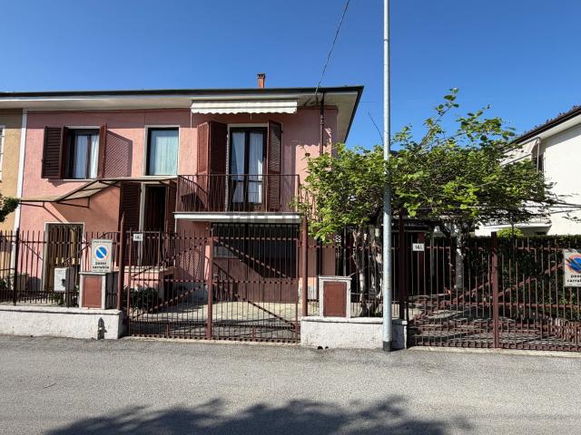 Villetta bifamiliare in vendita di 188 m² in Via Fratelli Botto, 16