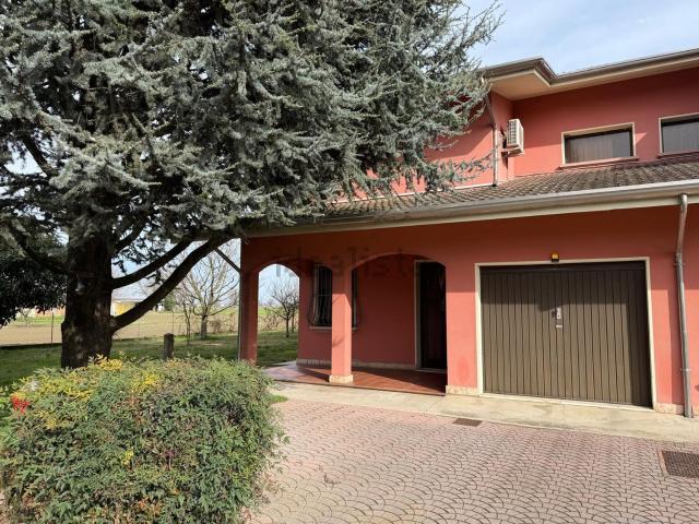 Villetta bifamiliare in vendita di 189 m² in Via Mantovana, 32
