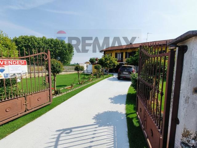 Villetta bifamiliare in vendita di 189 m² in Via Monte Nero, 6