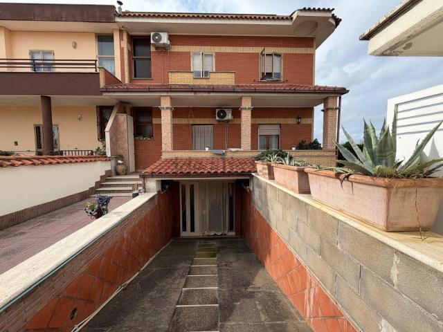 Villetta bifamiliare in vendita di 193 m² in Via Trevi, 62