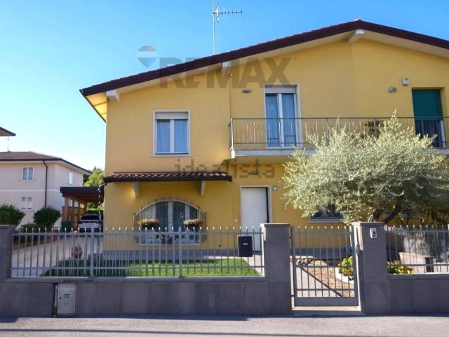 Villetta bifamiliare in vendita di 193 m² in Via Emilia, 8