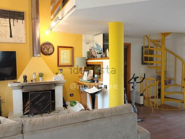 Villetta bifamiliare in vendita di 190 m² in Frazione Lentace