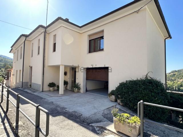 Villetta bifamiliare in vendita di 190 m² in Frazione Palombare, 9