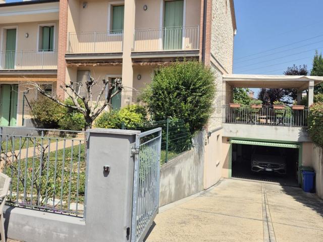 Villetta bifamiliare in vendita di 190 m² in Strada San Giovanni, 50