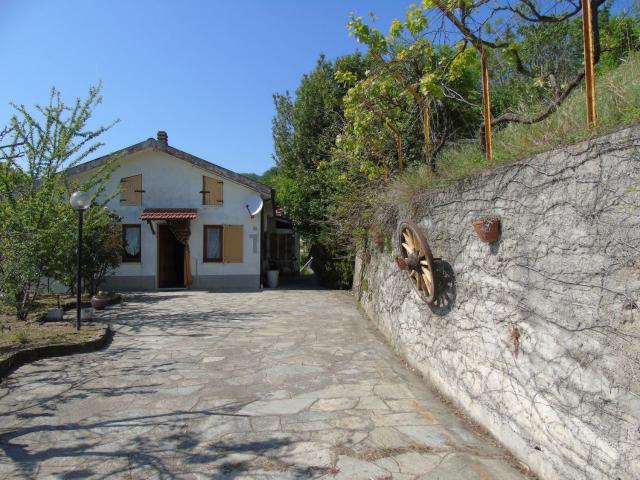 Villetta bifamiliare in vendita di 190 m² in Strada Statale Colle di Cadibona, 49