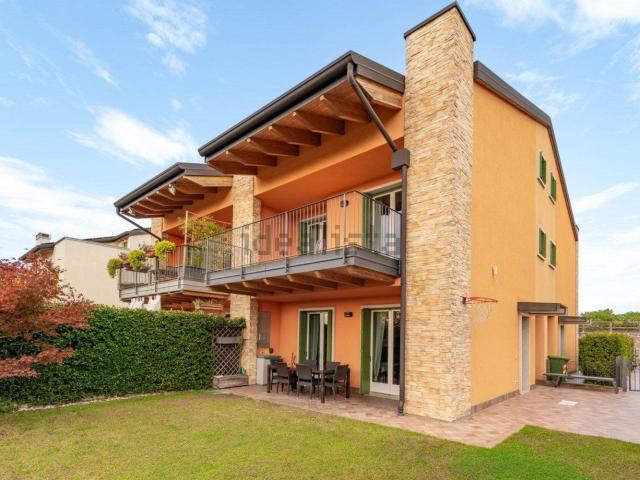 Villetta bifamiliare in vendita di 190 m² in Via Tre Santi