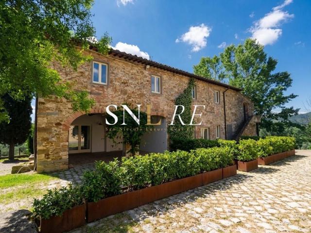 Villetta bifamiliare in vendita di 190 m² in Via Volterrana