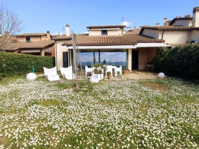 Villetta bifamiliare in vendita di 190 m² in Via Beppe Lombardi