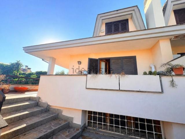 Villetta bifamiliare in vendita di 190 m² in Via del Poggio Cesi, 11