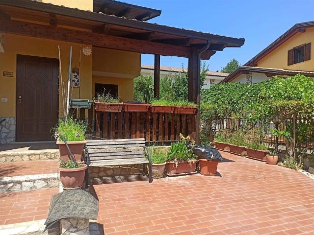 Villetta bifamiliare in vendita di 190 m² in Via dell&apos Acqua Sulfurea