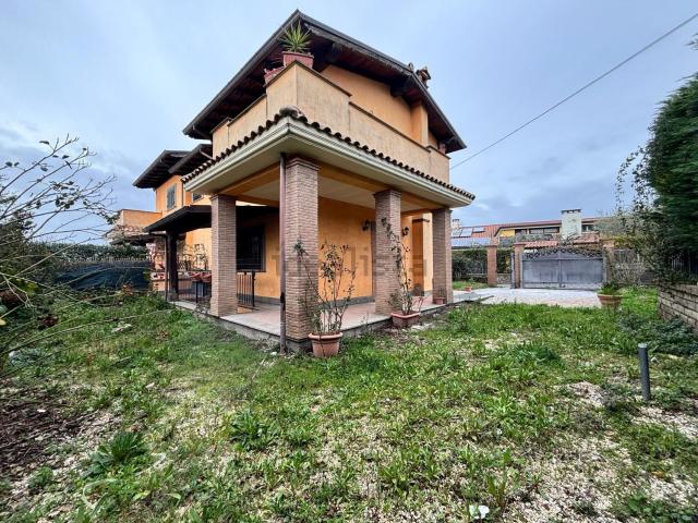 Villetta bifamiliare in vendita di 190 m² in Via delle Mimose, 1