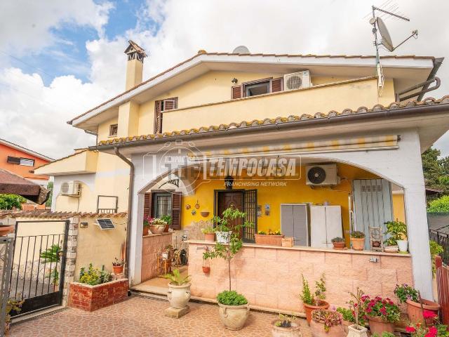 Villetta bifamiliare in vendita di 190 m² in Via delle Palme