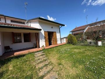 Villetta bifamiliare in vendita di 190 m² in Via Firminianus Consul