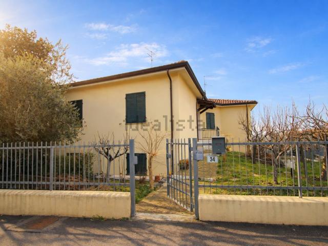 Villetta bifamiliare in vendita di 190 m² in Via Giuseppe Nanni, 34