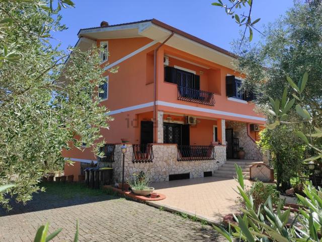 Villetta bifamiliare in vendita di 190 m² in Via La Danna