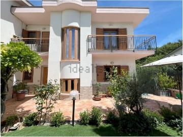 Villetta bifamiliare in vendita di 190 m² in Via Leonardo da Vinci, 4