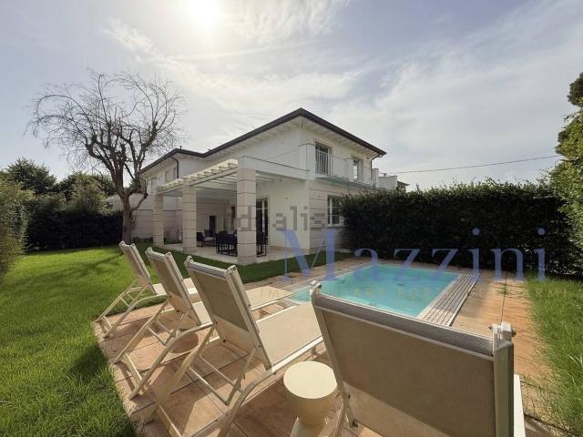 Villetta bifamiliare in vendita di 190 m² in Via Matteo Civitali