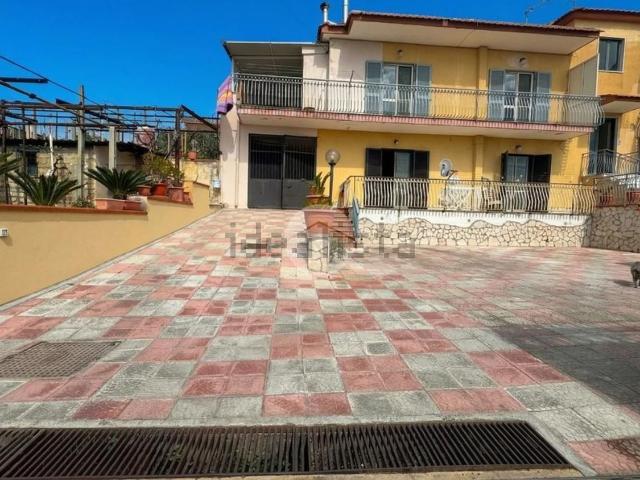 Villetta bifamiliare in vendita di 190 m² in Via Monterusso, 90