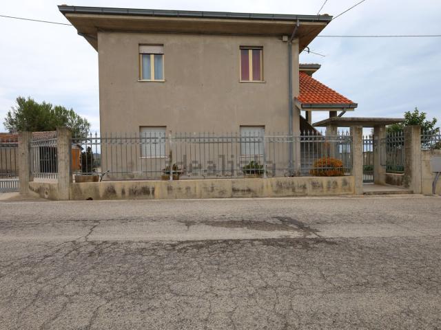 Villetta bifamiliare in vendita di 190 m² in Via Monti della Laga