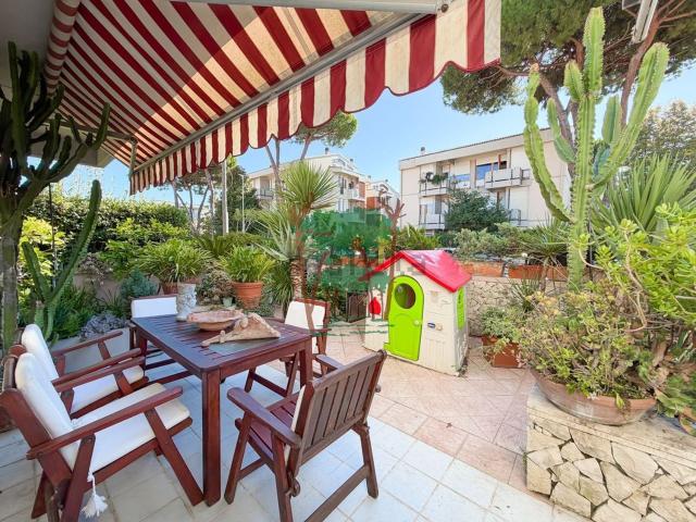 Villetta bifamiliare in vendita di 190 m² in Via Napoli, 7