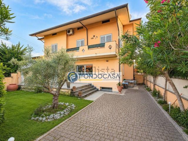 Villetta bifamiliare in vendita di 190 m² in Via Pardini